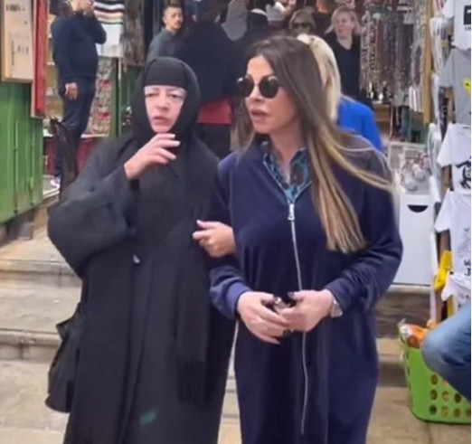 Άντζελα Δημητρίου: Με περιέργη αμφίεση στους δρόμους της Ιερουσαλήμ