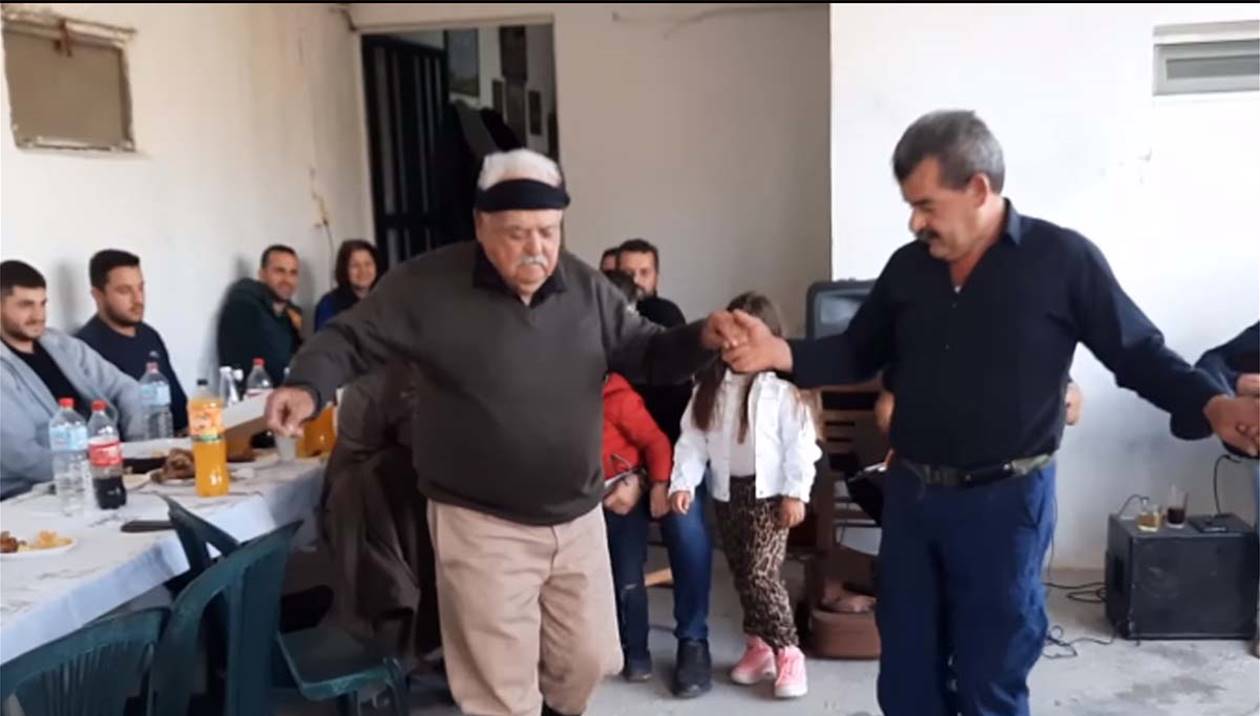 Viral ο 90χρονος που χορεύει μαλεβιζιώτη στα Αστερούσια (βίντεο)