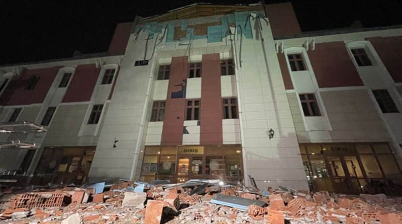 Σεισμός στην Τουρκία: Η στιγμή που χτυπά ο Εγκέλαδος – Δεκάδες τραυματίες και ζημιές σε κτίρια