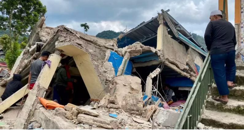 Ινδονησία: Τους 271 έφτασαν οι νεκροί από τον σεισμό
