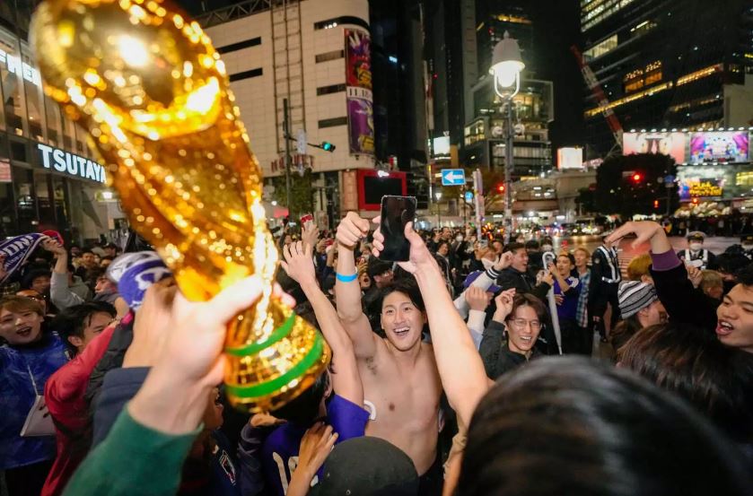 Μουντιάλ 2022: Στους δρόμους του Τόκιο οι Ιάπωνες μετά τη νίκη επί της Γερμανίας