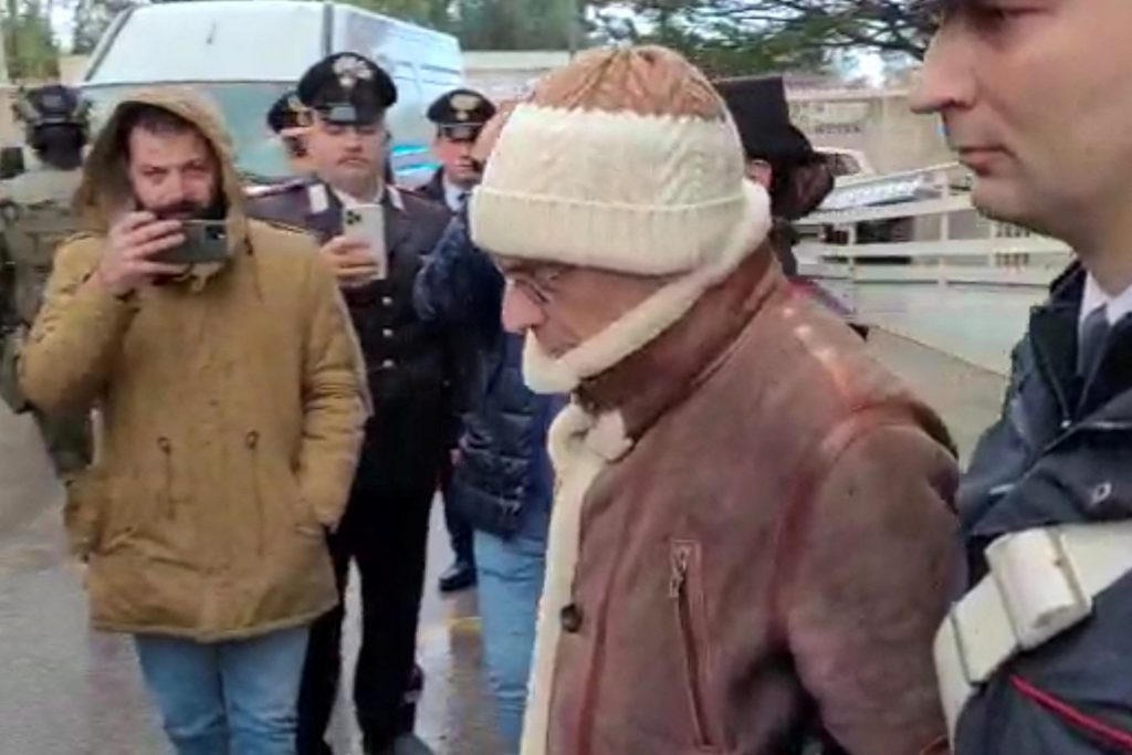 Ιταλία: Η στιγμή της σύλληψης του Ντενάρο – Κόσμος χειροκροτά τους αστυνομικούς