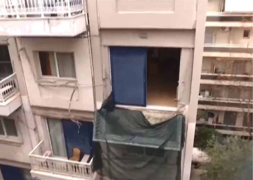 Συγγρού: Για τρίτη ημέρα στον «αέρα» το τσιμεντένιο μπαλκόνι