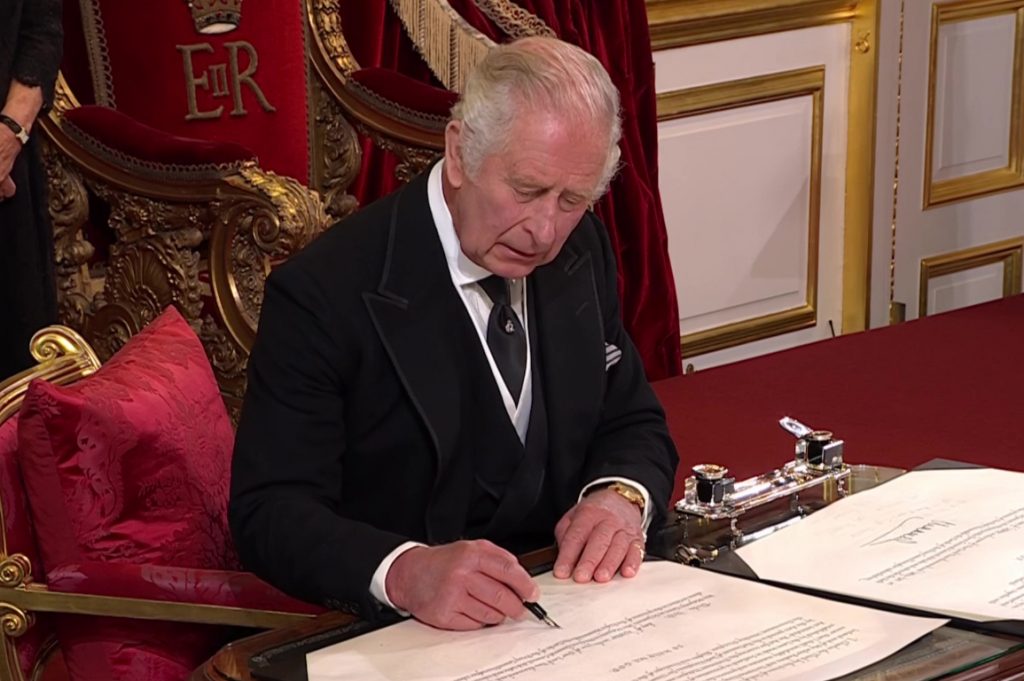 Βασιλιάς Κάρολος: Κάνει περικοπές έσοδα του βασιλικού οίκου