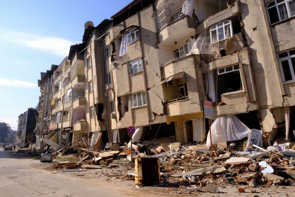 Σεισμός στην Τουρκία: 12 συλλήψεις από τον κατασκευαστικό κλάδο για τις καταρρεύσεις κτιρίων