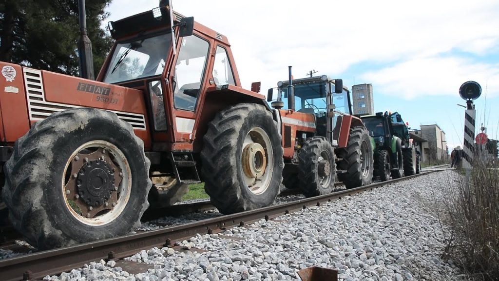 Αγρότες: Απέκλεισαν με τα τρακτέρ σιδηροδρομικές γραμμές