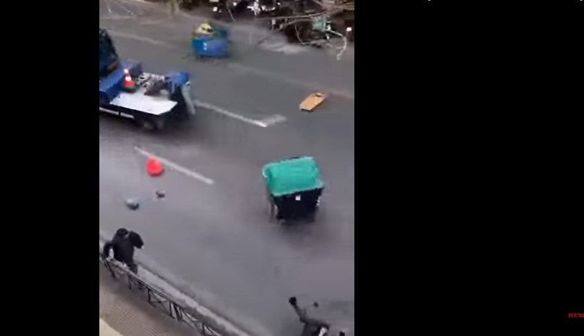 Αντιδράσεις για το βίντεο με τον γερανό που παρέσυρε κάδο και χτύπησε διαδηλωτή