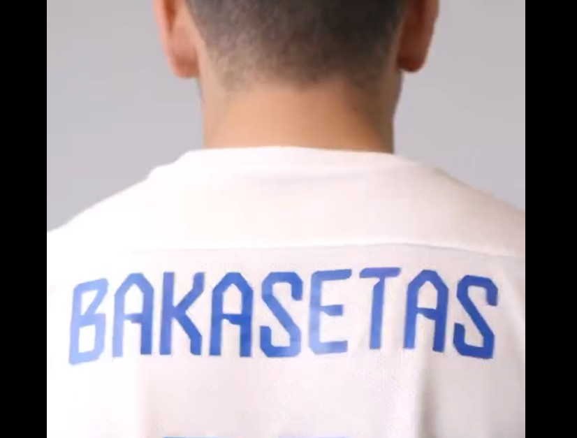 Ο Τάσος Μπακασέτας παρουσίασε τις νέες φανέλες της εθνικής ποδοσφαίρου