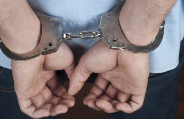 Συνελήφθησαν δύο άτομα για ληστεία και σωματική βλάβη σε βάρος ηλικιωμένης στη Γλυφάδα