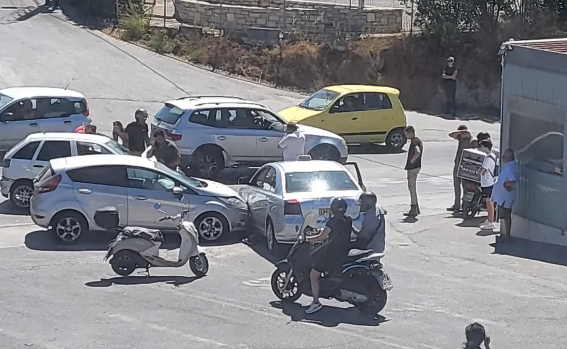 Ηράκλειο: Τροχαίο ατύχημα με τρία αυτοκίνητα στον πολύπαθο κόμβο Γαζίου - Πληροφορίες για τραυματία