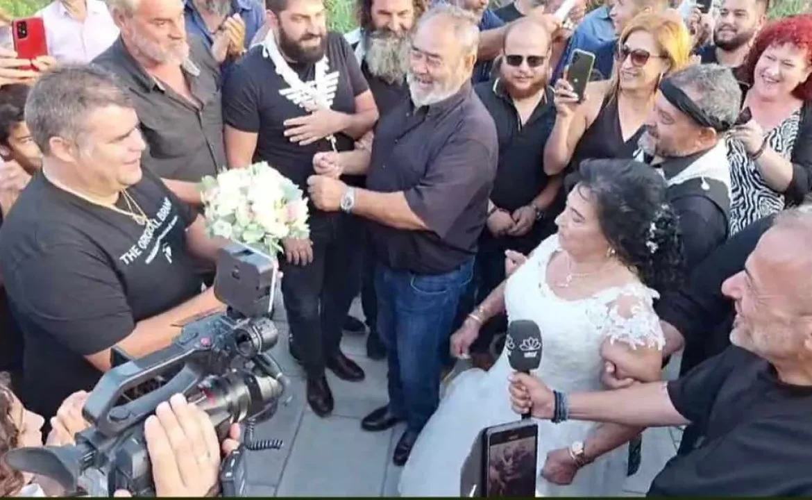 Έγινε ο γάμος της χρονιάς: Η 82χρονη νύφη και ο 41χρονος γαμπρός ενώθηκαν με τα ιερά δεσμά του γάμου στη Μεσαρά - Βίντεο με τη νύφη και τον γαμπρό