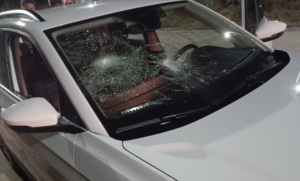 Άγνωστοι έστησαν ενέδρα και έσπασαν τα τζάμια στο αυτοκίνητο του Δημάρχου Λαμίας - Δείτε φωτογραφίες