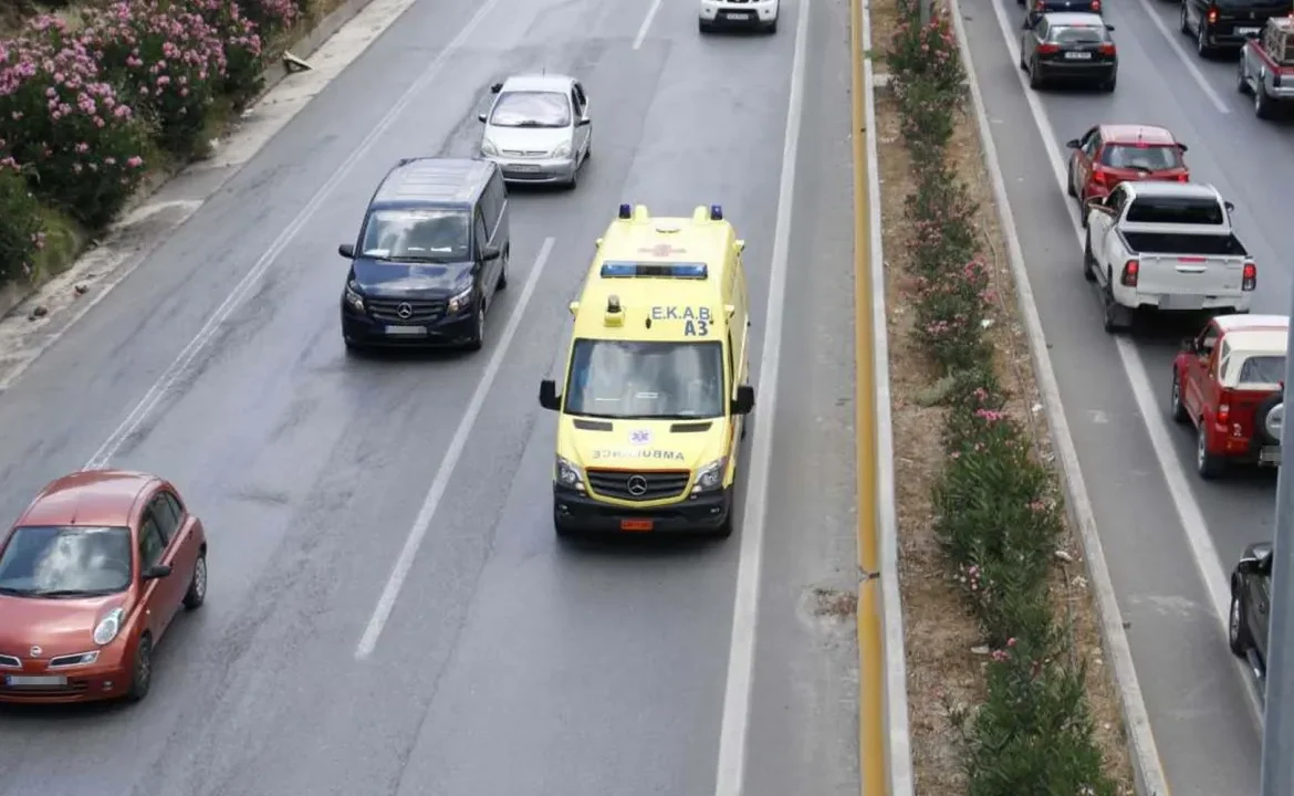 Τρελή πορεία αυτοκινήτου στα Χανιά: Μπήκε στο αντίθετο ρεύμα και κατέληξε σε χωράφι - Στο νοσοκομείο ο οδηγός