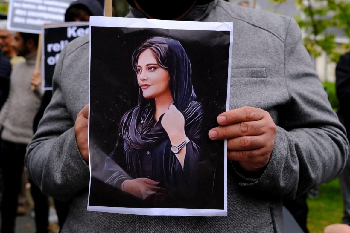 Ιράν: Προσήγαγαν τον πατέρα της Μαχσά Αμινί, του έκαναν συστάσεις και μετά τον άφησαν ελεύθερο