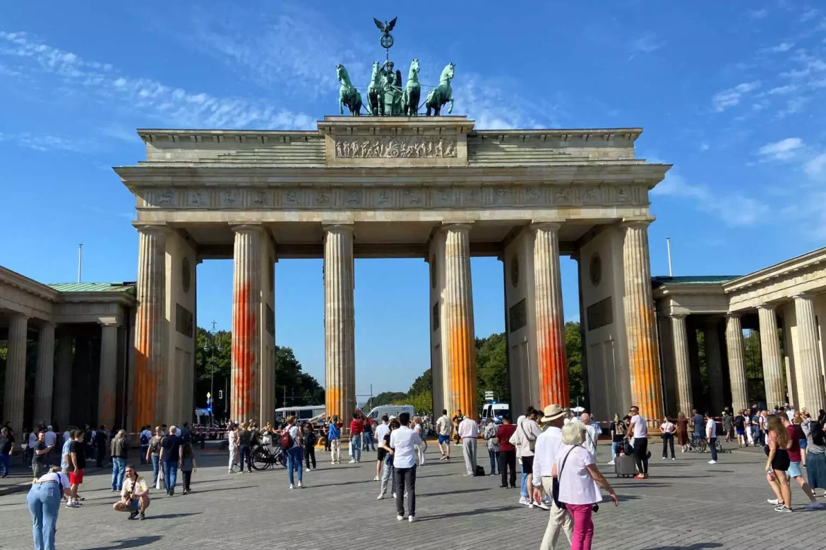 Βερολίνο: Ακτιβιστές έβαψαν την Πύλη Του Βραδεμβούργου