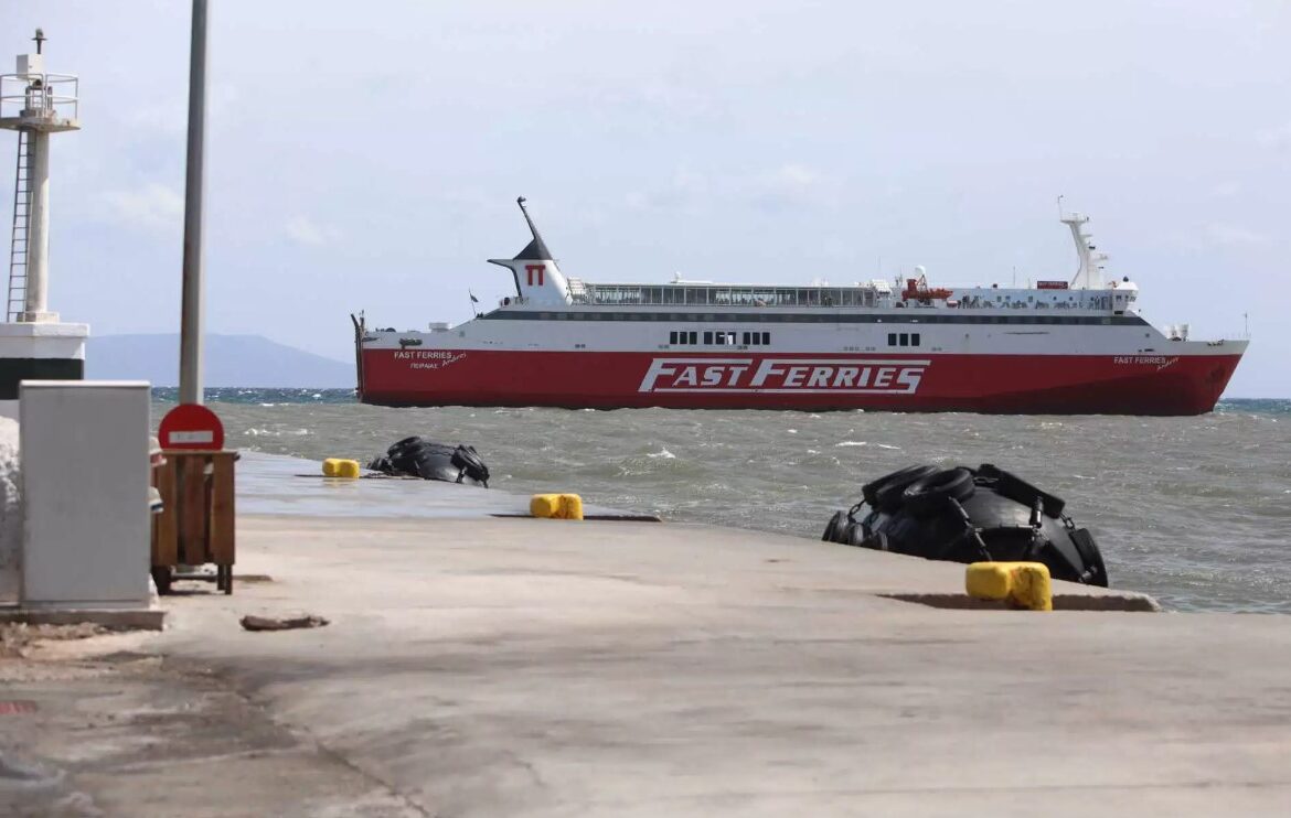Ραφήνα: Οργισμένοι επιβάτες του «Fast Ferries Andros» που παραμένει έξω από το λιμάνι μετά το πρωινό μπλέξιμο των αγκυρών 3 πλοίων