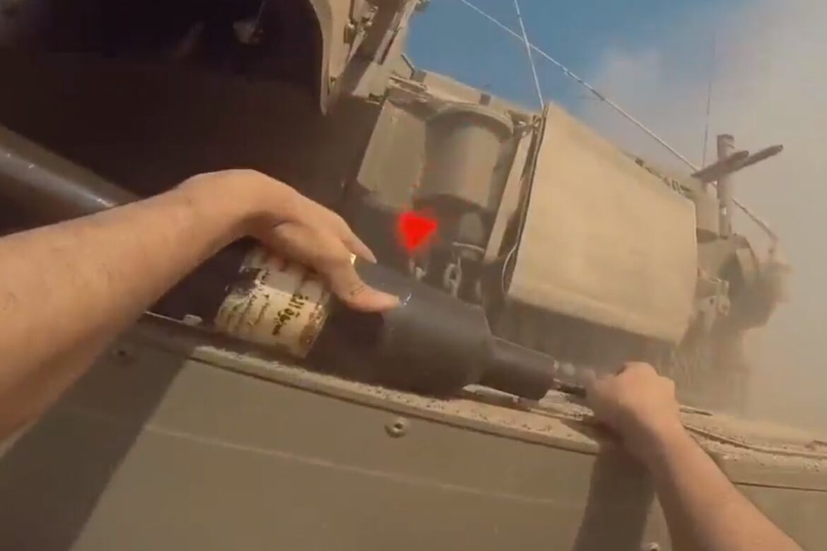 Βίντεο δείχνει μαχητή της Χαμάς να τοποθετεί με γυμνά χέρια νάρκη σε τανκ – «Απλά απίστευτο»