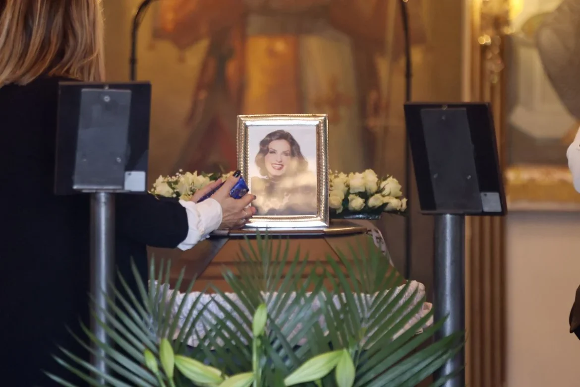 Κηδεία Κάτιας Νικολαΐδου: Συντετριμμένοι η μητέρα και ο αδελφός της - Φωτογραφίες