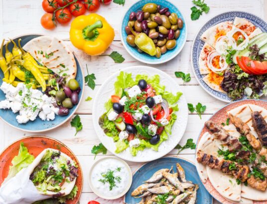 Η ελληνική κουζίνα «τα σπάει» και επισήμως – Δεύτερη καλύτερη σε όλο τον κόσμο