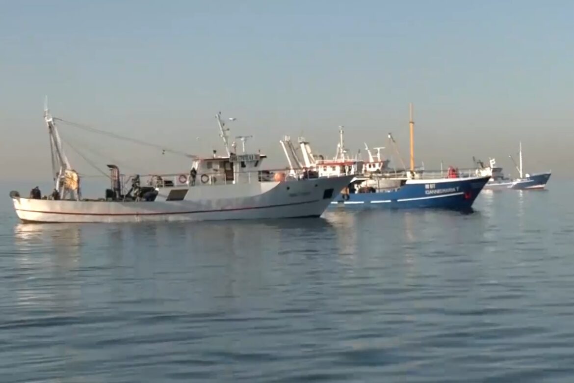 Στο πλευρό των αγροτών οι ψαράδες – Μηχανότρατες στην παραλία Θεσσαλονίκης εν όψει συλλαλητηρίου